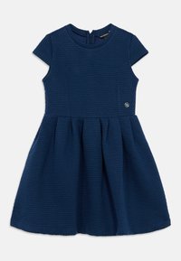 Φόρεμα σε ναυτικό μπλε με υφή, κοντά μανίκια, εφαρμοστό μπούστο και φούστα που φαρδαίνει. Διαθέτει φερμουάρ στην πλάτη και μικρή διακριτική λεπτομέρεια με λογότυπο στο πλάι.