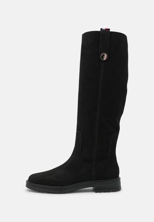 Schwarze Stiefel bis zum Knie aus Wildleder, mit einer glatten Oberfläche, runder Zehenform, einem Zugband mit farblichem Akzent und einer robusten Gummisohle.