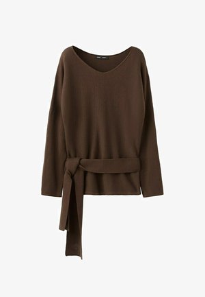 Smeđa pletena majica dugih rukava s V-izrezom i širokim remenom vezanim u čvor oko struka, visjela pravo.