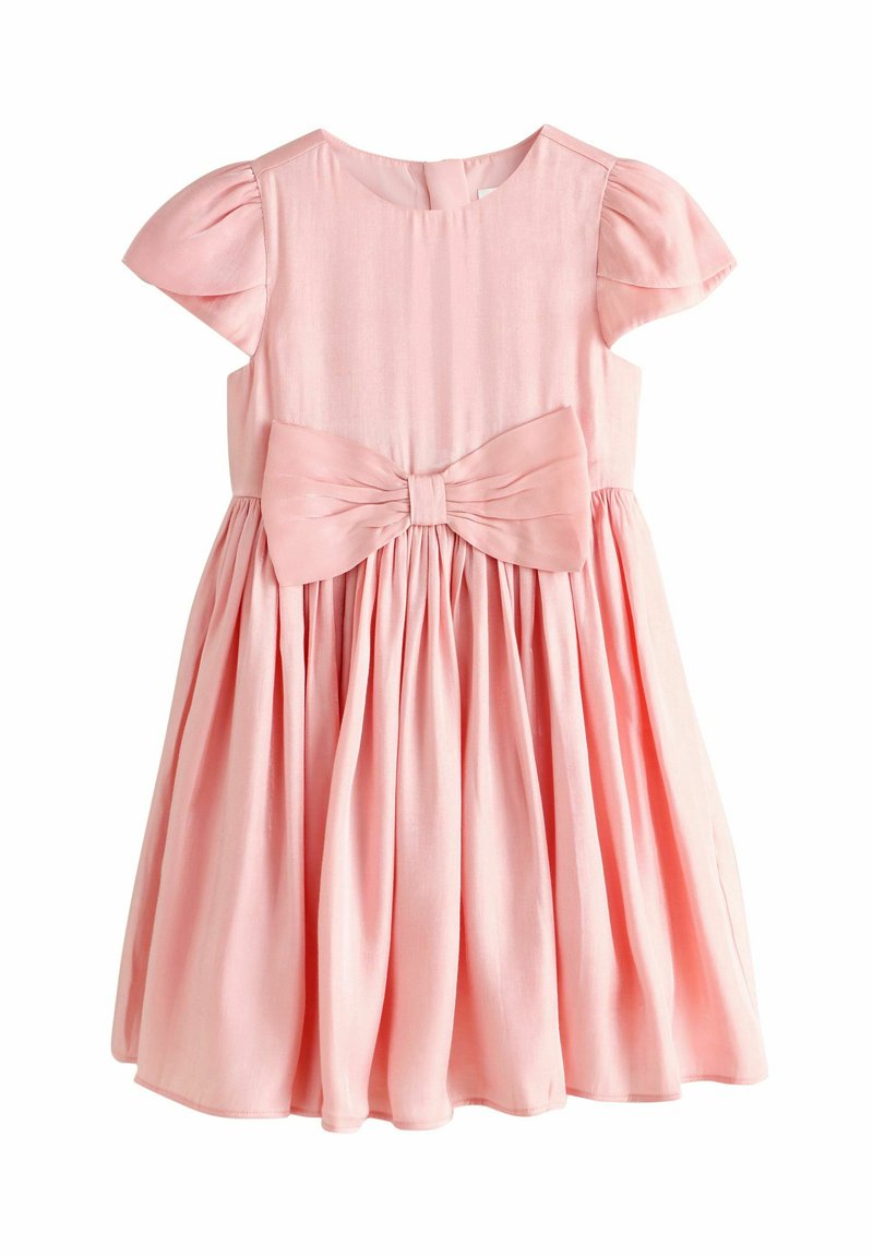 Lyserød kjole med korte pufærmer, rund halsudskæring og en stor sløjfe i taljen. Nederdelen har læg, hvilket skaber en fyldig silhuet.