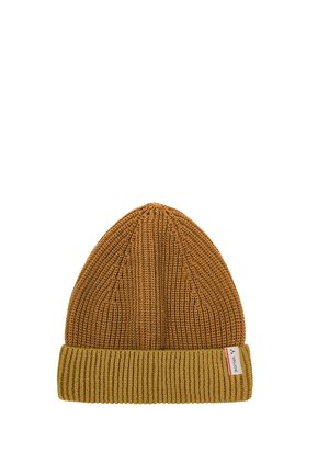 Braune und senfgelbe gestrickte Mütze mit umgeschlagenem Rand und kleinem Stoffetikett an der Seite.