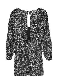 Abito nero con maniche lunghe a palloncino, coperto di paillettes, dotato di schiena con apertura a chiave e vita elastica, creando una silhouette a trapezio.