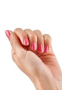 Mano con uñas cortas pintadas de un rosa brillante, mostrando una textura suave y un acabado de alto brillo. La palma es de color beige claro con una textura sutil.