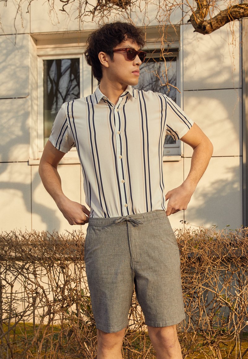 Herren Chino Shorts | Selected Homme SLHCOMFORT-NEWTON Shorts black/oatmeal/schwarz - FM29173 Herren Chino Shorts | Selected Homme SLHCOMFORT-NEWTON Shorts black/oatmeal/schwarz - FM29173