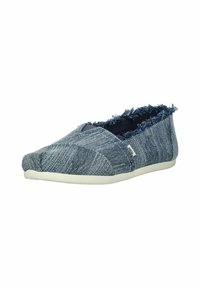 Scarpe slip-on in denim con un morbido polsino sfilacciato, tessuto testurizzato e suola in gomma chiara, dotate di un logo sottile sul lato.
