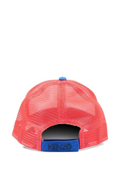 Rode baseballpet van mesh met blauwe verstelbare band en blauwe knoop bovenop, voorzien van het merk "KENZO" op de band.