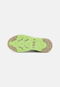 Soletta verde e beige con un motivo testurizzato a zigzag e ammortizzazione sotto il piede. Mostra un logo visibile vicino al tallone.