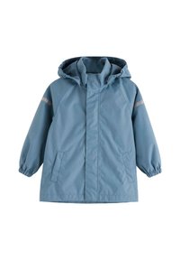Giacca leggera azzurra resistente all'acqua con cappuccio. Presenta polsini elastici, tasche laterali e dettagli riflettenti sulle spalle. Texture liscia.