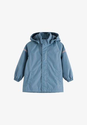 Giacca leggera azzurra resistente all'acqua con cappuccio. Presenta polsini elastici, tasche laterali e dettagli riflettenti sulle spalle. Texture liscia.