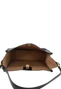 Czarna skórzana torba z jednym paskiem, otwarta, aby pokazać przestronne wnętrze z jasnobrunatnego zamszu oraz zapięcie w kolorze złotym.