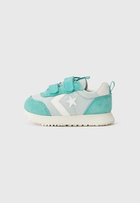 Baskets pour enfants bleu clair et vert menthe avec deux straps Velcro, accents en daim, logo d'étoile blanche et semelle en caoutchouc texturée.