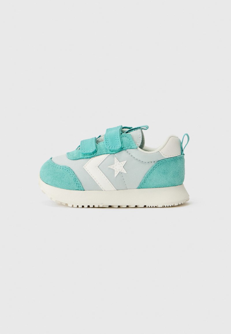 Baskets pour enfants bleu clair et vert menthe avec deux straps Velcro, accents en daim, logo d'étoile blanche et semelle en caoutchouc texturée.