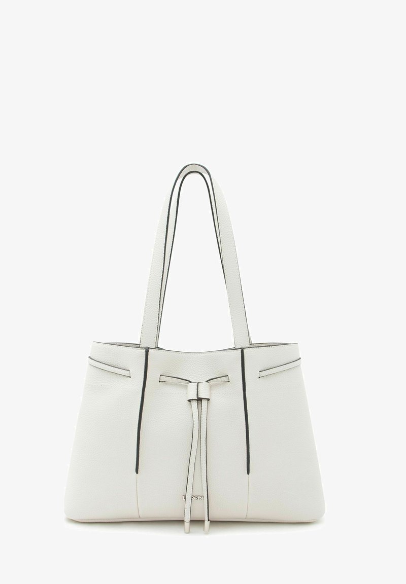 Sac fourre-tout en cuir blanc avec doubles poignées, détails en bordure noire, accent à cordon coulissant à l'avant et logo de marque discret près de la base.