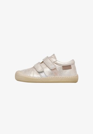 Scarpa per bambini in metallo argento con due cinturini a velcro, punta arrotondata e suola in gomma texturizzata. Presenta sottili dettagli pastello sulla parte superiore.