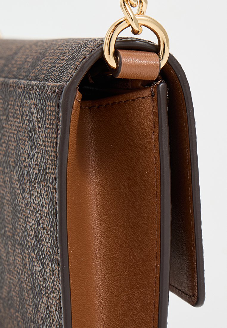 Braune, strukturierte Handtasche mit goldener Kette, braunen Lederelementen und einer klaren Form, die ein detailliertes Äußeres präsentiert.