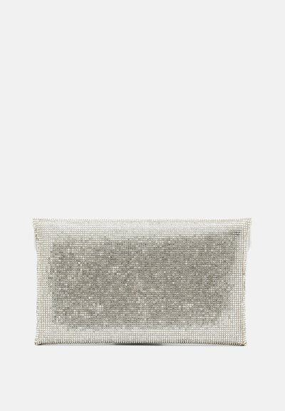 Rektangulāra sudraba clutch soma, kas pārklāta ar maziem rhinestones un ar atloku aizdari, fona ir vienkārša balta krāsa.