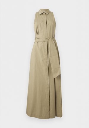 Μπεζ μακρύ φόρεμα χωρίς μανίκια με γιακά και κουμπιά μπροστά, με φαρδιά ζώνη στη μέση, εμφανίζεται σε λευκό φόντο.