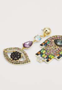 Gullfargede øredobber med et øye-design prydet med flerfargede rhinestones, samt et hånd-design med en blanding av firkantede og runde steiner.