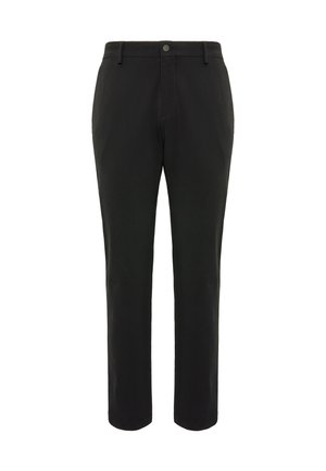 Zwarte broek van een gladde stof; heeft een getailleerd ontwerp, rechte pijpen en een knoopsluiting in de taille.