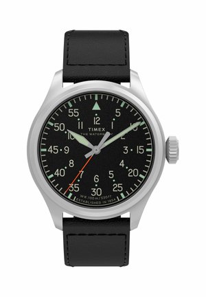 Orologio Timex con quadrante nero, cassa argentata, lancette verdi luminescenti, lancetta dei secondi arancione, cinturino in pelle nera e segni dei minuti ogni cinque minuti.