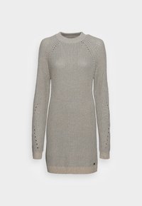 Robe pull tricotée en gris clair avec un col rond côtelé et un motif texturé. Présente des manches allongées avec des accents de boutons et une silhouette ajustée.