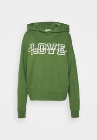 Groene hoodie met "LOVE" in vetgedrukt lettertype en cursieve accenten, voorzien van een relaxte pasvorm en ribgebreide manchetten en onderrand.