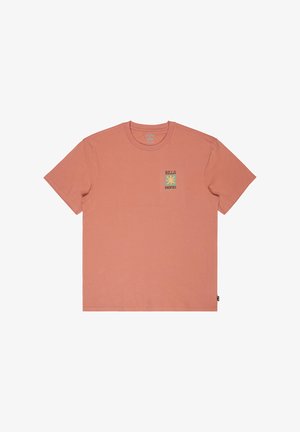 Κοντομάνικο, μπλουζάκι με στρογγυλή λαιμόκοψη από απαλό ροδακινί ύφασμα. Διαθέτει μικρό πράσινο και κίτρινο σχέδιο στο αριστερό στήθος. Κλασική εφαρμογή.