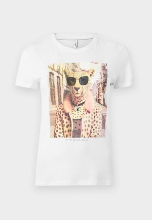 Balta kokvilnas T-krekls ar grafisku leparda attēlu saulesbrillēs, ar rozā kažoka apkakli un brūnām plankumiem uz ķermeņa.