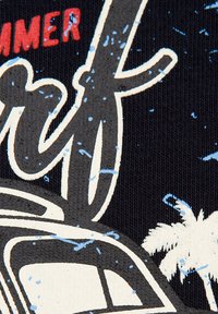 Czarna tkanina z białym i czerwonym napisem "SUMMER" i "SURF", z niebieskimi akcentami w postaci plam i grafiką palmy. Teksturowany wzór dzianiny.