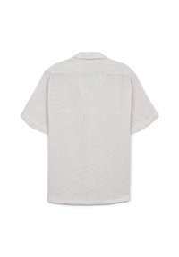Camicia a maniche corte, dalla vestibilità ampia, in un tessuto a trama leggera color grigio chiaro con un leggero motivo testurizzato e colletto a risvolto, caratterizzata da un dettaglio sulla spalla posteriore.
