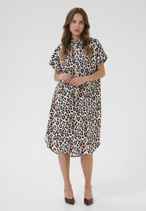 Košilové šaty s leopardím vzorem v béžové a černé barvě, krátké rukávy, knoflíkový přední díl, křivý spodní lem, hedvábná textura, doplněné o burgundské podpatky.