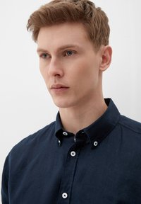 s.Oliver MIT BUTTON DOWN KRAGEN - Hemd - navy