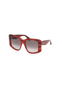 Punaiset ylisuuret aurinkolasit, joissa on kiiltävä pinta, suorakulmainen muoto, harmaat sävytetyt linssit ja tyylikkäät kapenevat vartaat.