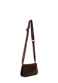 Borsa a tracolla in pelle marrone con una texture liscia, design piatto e una lunga tracolla regolabile con dettagli in metallo.