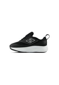 Botte de sport noire avec un upper texturé, semelle intermédiaire blanche, lacets et une boucle au talon. Présente un logo bien visible sur le côté.