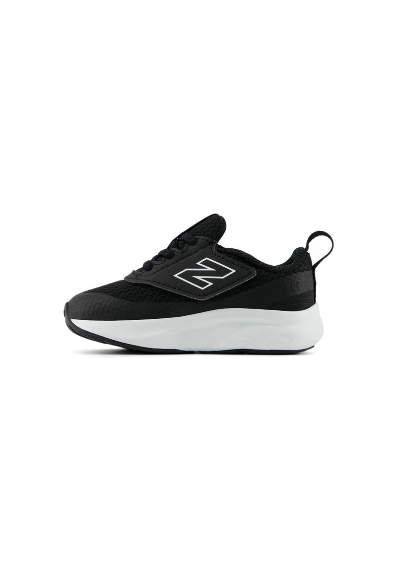 Botte de sport noire avec un upper texturé, semelle intermédiaire blanche, lacets et une boucle au talon. Présente un logo bien visible sur le côté.