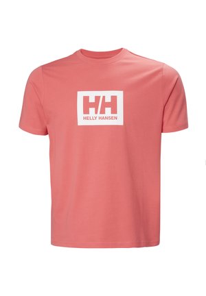 Camiseta de manga corta color coral con logo y texto blanco de Helly Hansen centrados en el pecho, cuello redondo, fondo liso.