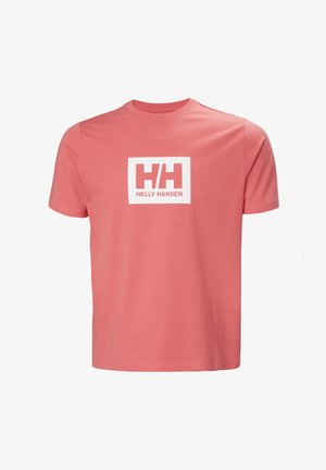 Koralowy różowy t-shirt z krótkim rękawem, z białym logo i napisem Helly Hansen umieszczonym na środku klatki piersiowej, z okrągłym dekoltem, na jednolitym tle.