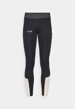 Leggings pretos com um detalhe cinza nos tornozelos, textura suave, faixa elástica padrão e um logótipo no quadril esquerdo.