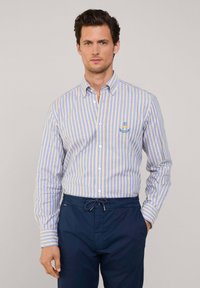 Camicia button-down con righe verticali blu e gialle, realizzata in tessuto leggero, con logo ricamato sul petto.