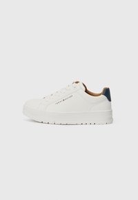 Weiße Sneaker mit glattem Leder-Obermaterial, runder Zehe und Schnürung. Mit blauen Akzenten an der Ferse und einem beigen Innenfutter.