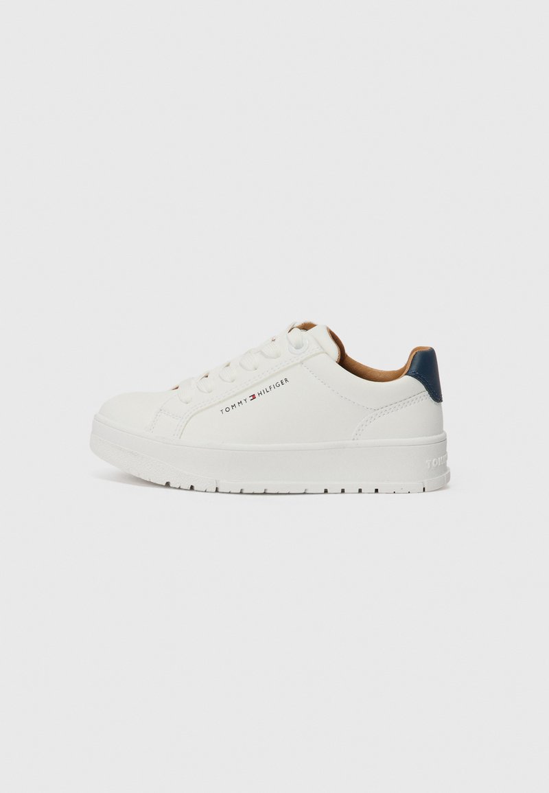 Weiße Sneaker mit glattem Leder-Obermaterial, runder Zehe und Schnürung. Mit blauen Akzenten an der Ferse und einem beigen Innenfutter.