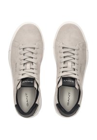 Pár šedých semišových tenisek GANT s bílými podrážkami, černými záložkami na patě a šedými tkaničkami, pohled zepředu na bílém pozadí.