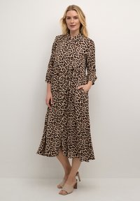 Rochie midi cu imprimeu de leopard, cu guler, închidere cu nasturi și buzunare. Fabricată dintr-un material moale, cu o fustă fluentă și mâneci trei sferturi.