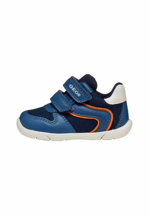 Chaussures synthétiques bleues et navy avec des accents orange, dotées de deux bandes velcro et d'une semelle blanche, en tissu texturé et au design sportif.
