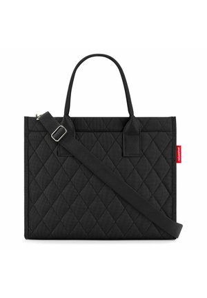 Borsa tote trapuntata nera con manici superiori e tracolla regolabile, forma rettangolare e etichetta rossa del marchio sul lato.