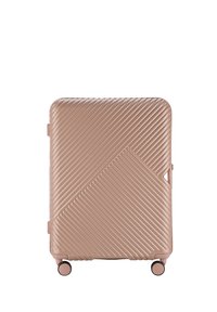 Koffer aus Roségold mit diagonalen Rillen, einem geometrischen Akzent, zwei Rädern und einem seitlichen Griff für einfachen Transport. Glattes, langlebiges Material.