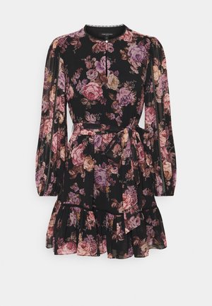 Zwarte jurk met lange mouwen, bedrukt met roze en paarse rozen, gerimpelde zoom, sleutelgat-halslijn met knoop en bijpassende stoffen riem gestrikt in de taille.