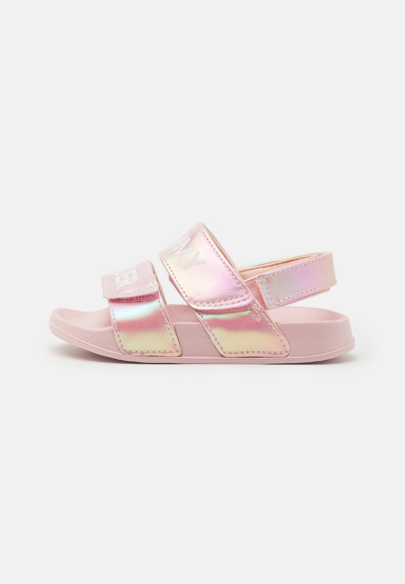 Sandales à glissière roses avec des bandoulières brillantes et iridescentes. Comprend deux fermetures à Velcro ajustables et une semelle texturée pour une meilleure adhérence.