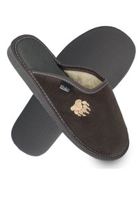 Braune Wildlederschlappen mit einem Bärenpfotenabdruck und beigem Futter. Sie verfügen über eine strukturierte schwarze Gummisohle und kontrastierende Nähte.